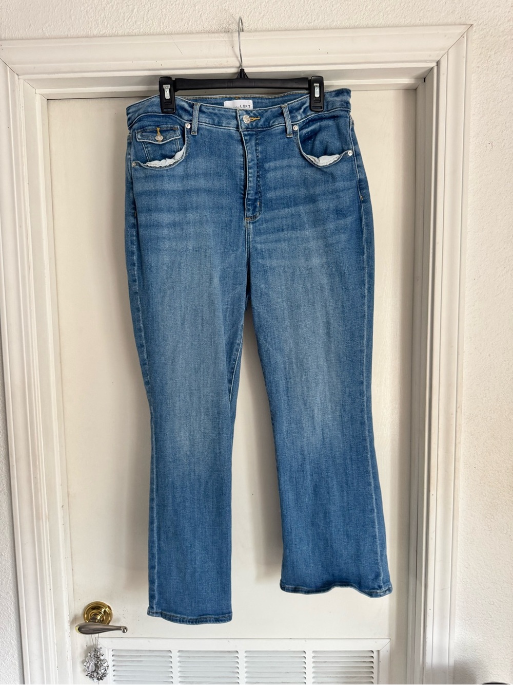LOFT The Curvy Kick Crop Jeans